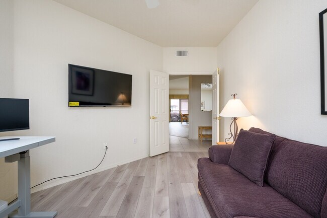 Foto del edificio - 9455 E Raintree Dr