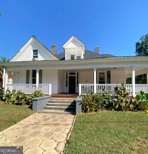 Building Photo - 302 Cedar St