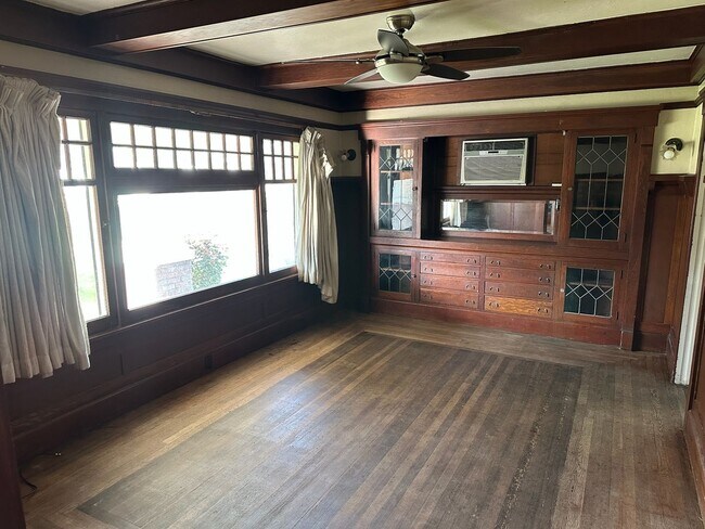 Foto del edificio - 530 W Kaweah Ave