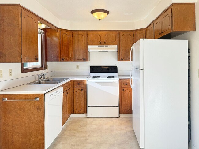 Building Photo - 019 - COLLEGE ST TRIPLEX