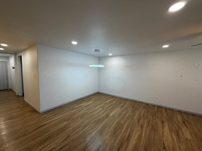 Building Photo - Luxurious Two-Bedroom Townhome Located In Lincoln 16!