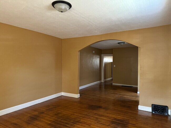 Building Photo - 624 N Drexel Ave