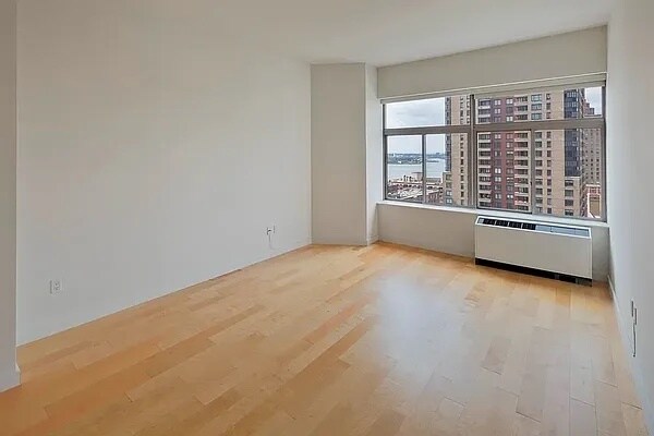 Foto del edificio - 90 Washington St