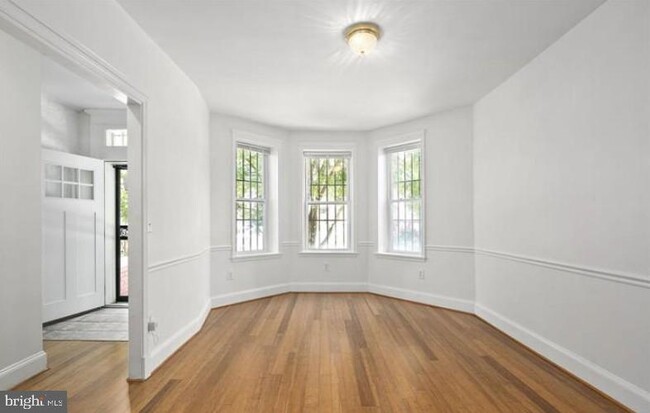 Foto del edificio - 32 Seaton Pl NW