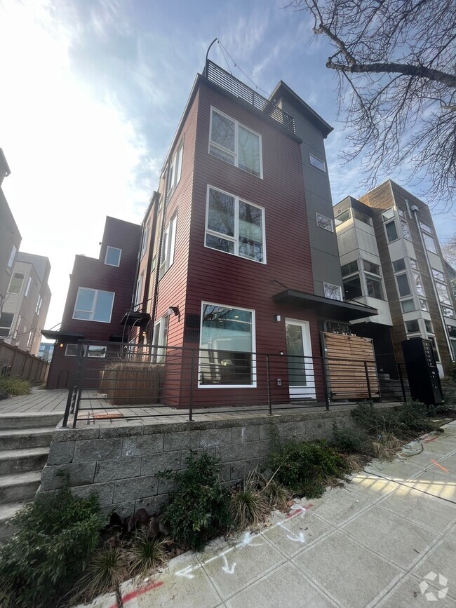 Building Photo - 2023 S Washington St