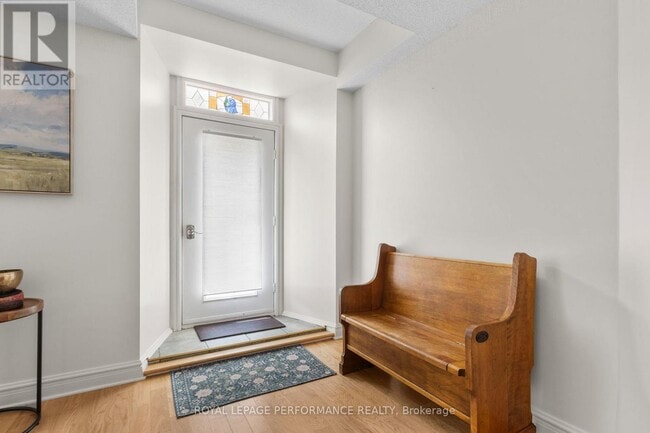 Building Photo - 1 Rosamond St E
