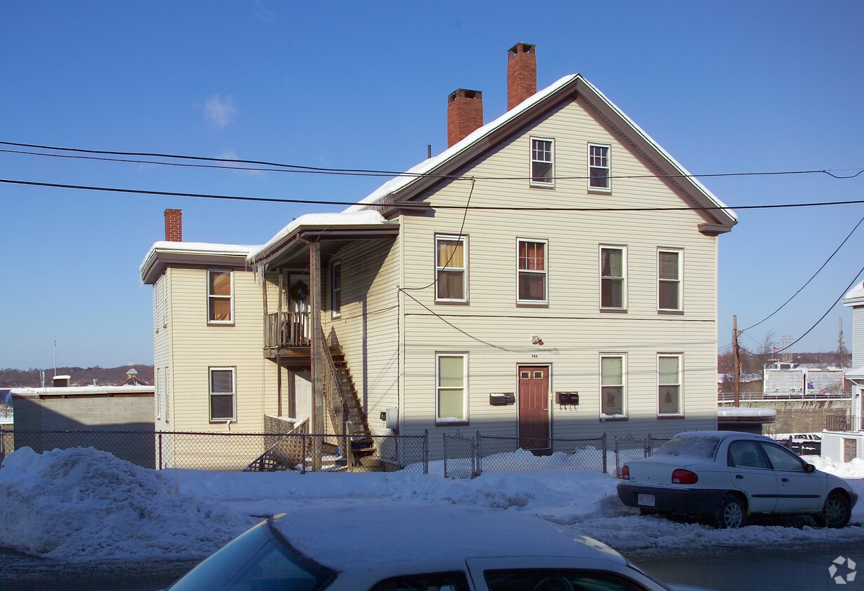 Building Photo - 742 N Main St