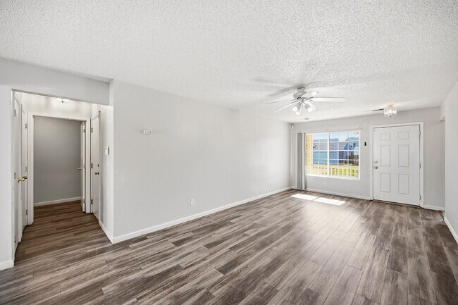 Foto del edificio - $2,495.95 - 3 Bed, 2 Bath Home in Denver with Central AC and Fenced in Yard!