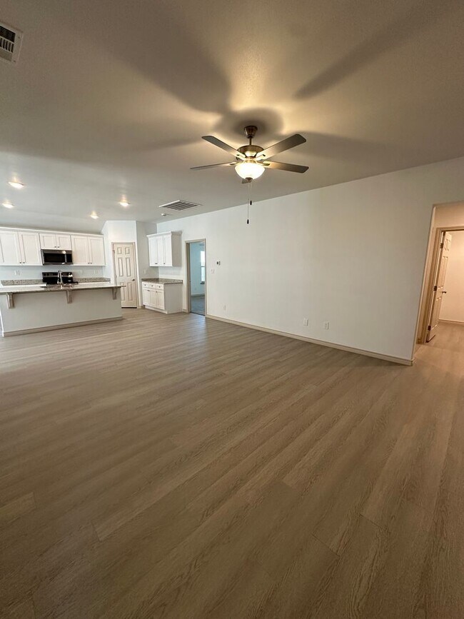 Building Photo - Fresh, Modern, and Move-In Ready!