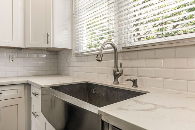 Hundir - 16601 Valerio St
