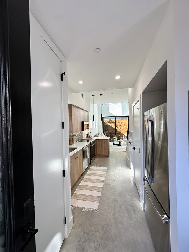 Photo - 2702 N Carroll Ave Apartment