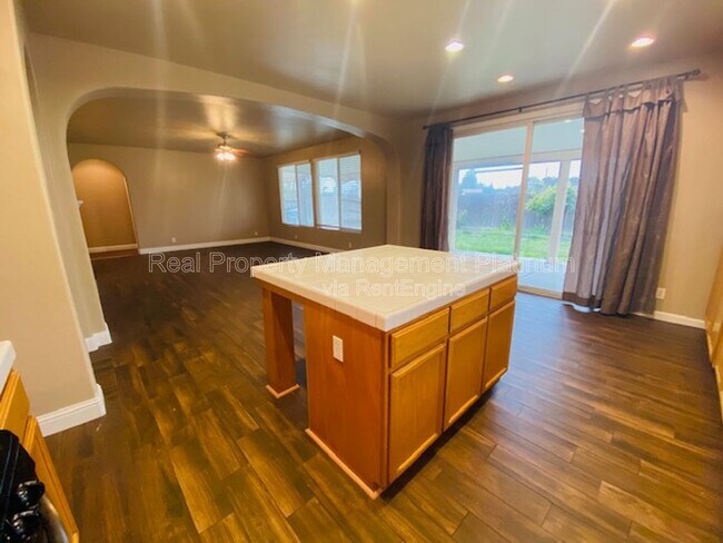 Foto del edificio - 1875 N Belvedere Ave