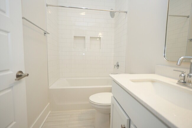 Building Photo - A beautiful home with 4 beds and 3 bath in...