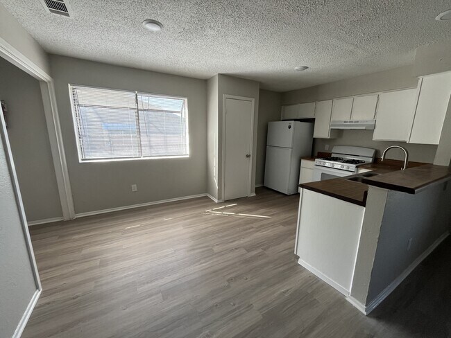 Foto del edificio - 815 Bracewood Cir