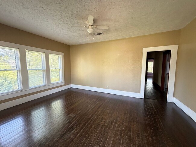 Foto del edificio - 4 bedroom 2 bath house!