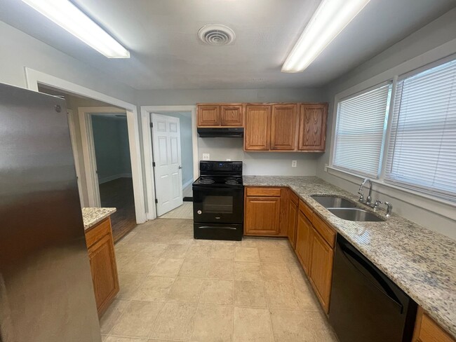 Building Photo - 3 Bedroom 2 Bathroom House with Bonus  Room