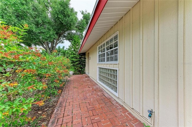 Building Photo - 1827 Alta Vista St