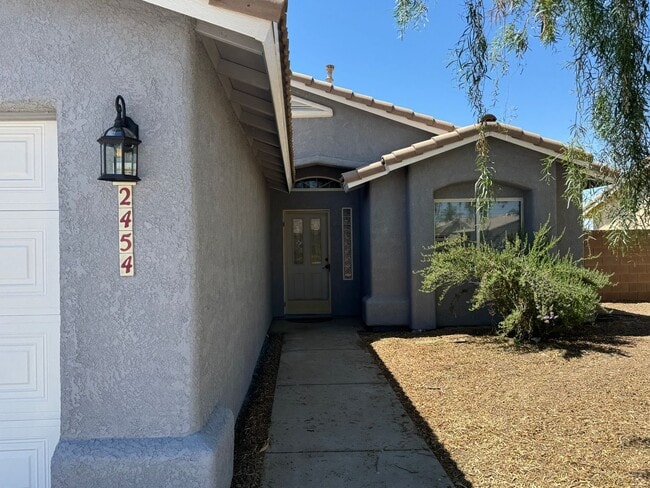 Building Photo - 2454 Saguaro Dr
