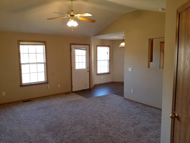 Living Area - 819 N Pinewood Ave