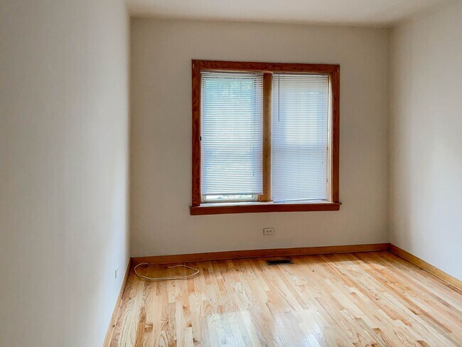 Building Photo - 4811 N Wolcott Ave
