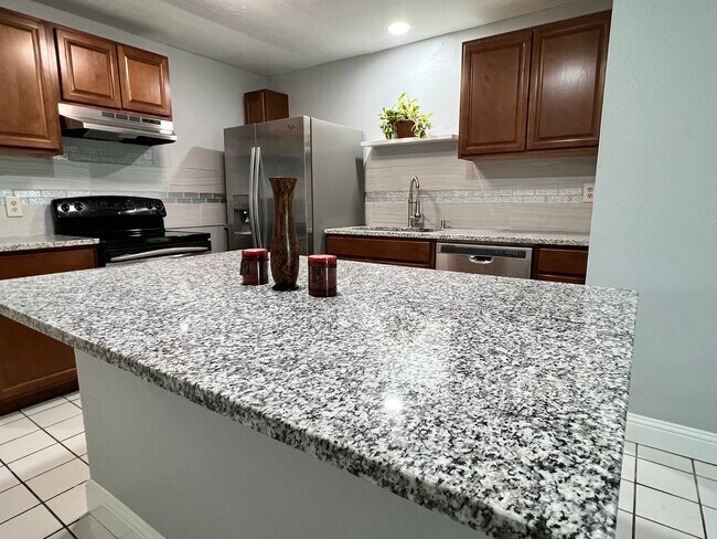 NEW updates! Granite countertops and SS appliances - 623 E University Dr