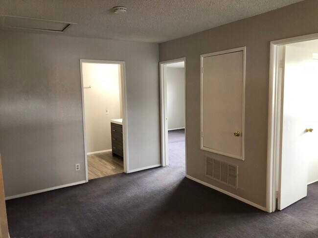 spacious living area - 10867 Poplar St