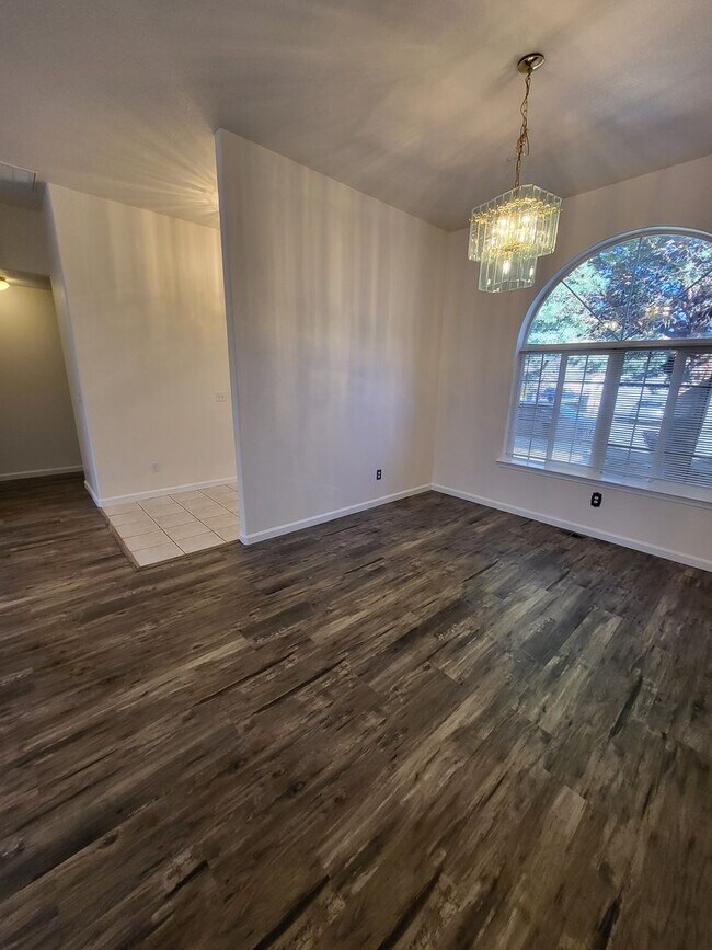 Foto del edificio - 2121 Courtside Dr- Spacious House now available in the Silver Oak Community!