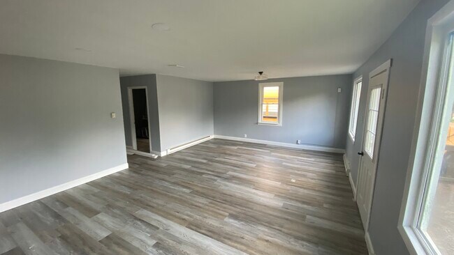 Front/ Living room - 1904 Saint Johns Rd