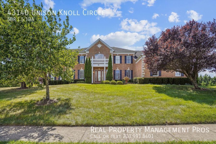 Foto principal - Rarely Available 5 Bedroom 5.5 Bath Estate...