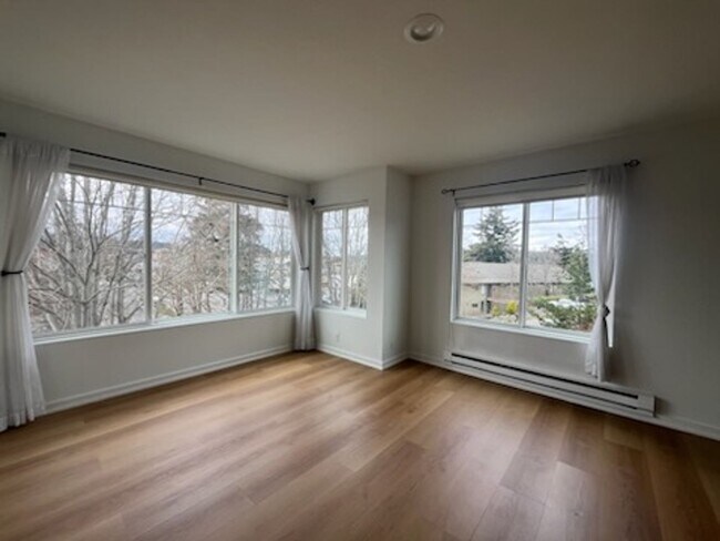 Foto del edificio - **Bright & Updated 2-Bedroom Condo with Water View in Friday Harbor!**
