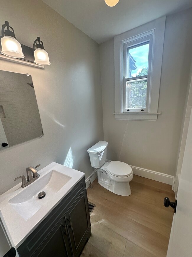 Full Bathroom - 2598 Madison Rd