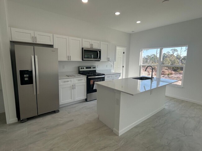 Foto del edificio - BRAND NEW CONSTRUCTION- 4 Bedroom 2 Bath-2 Car Garage-Serene Lake Placid Location