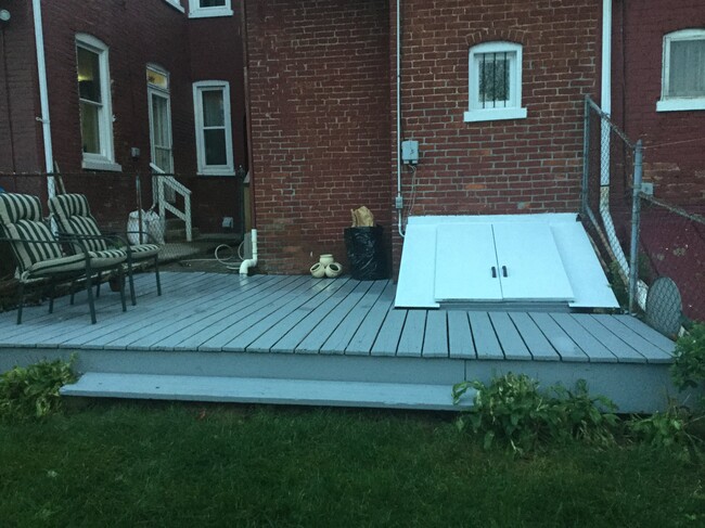 Back Porch - 527 E Marion St