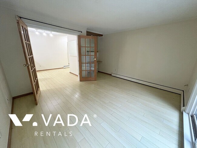 Photo du bâtiment - Sussex Square 1 Bedroom Apartment For Rent...