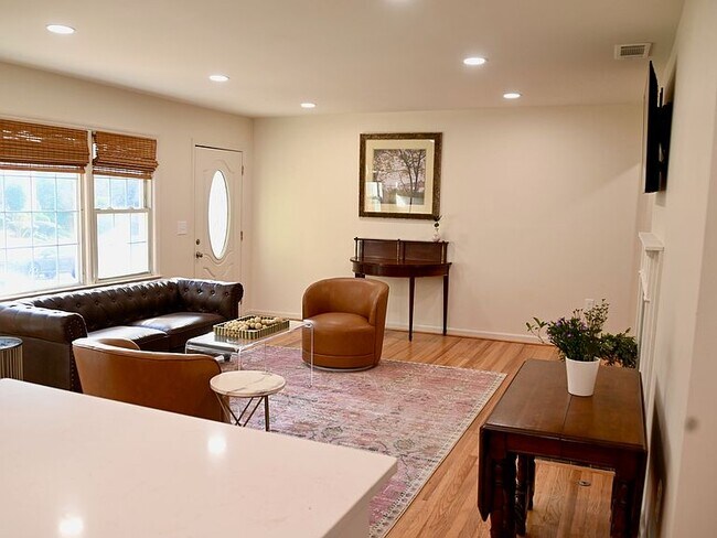 Building Photo - 4448 6th Ave S