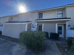 Building Photo - 727 S Main St