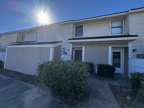 Building Photo - 727 S Main St