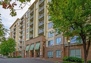 Building Photo - 711 Cosmopolitan Dr NE