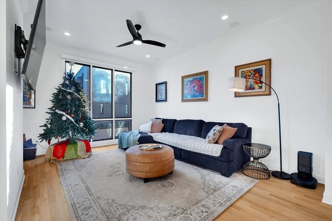 Building Photo - Stunning 3/2.5 Located on North Main Street, Downtown Greenville!