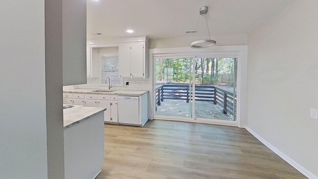 Building Photo - 3 bed / 1.5 bath ~ West Ashley Area, Move-...