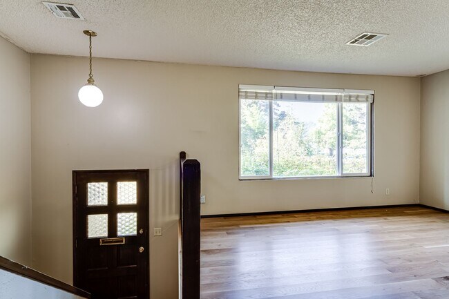 Foto del edificio - Beautiful 5 bedroom house in South Eugene!