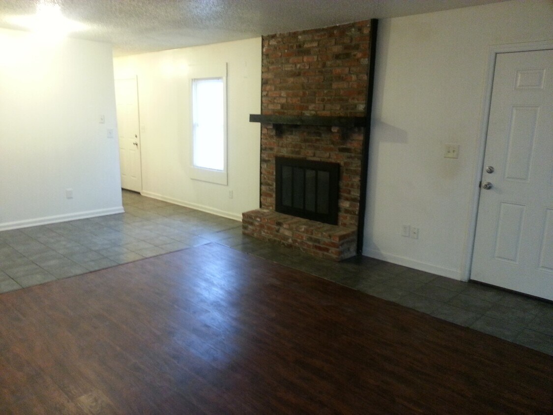 10904 NW CROOKED RD APT A, Kansas City, MO 64152 Apartments in Kansas City, MO