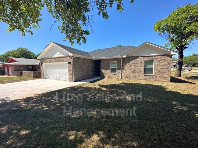 Building Photo - 3513 Hillside Dr