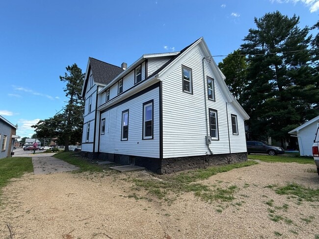 Building Photo - 5 Bed 2 Bath Single Family Home- Shawano Wi
