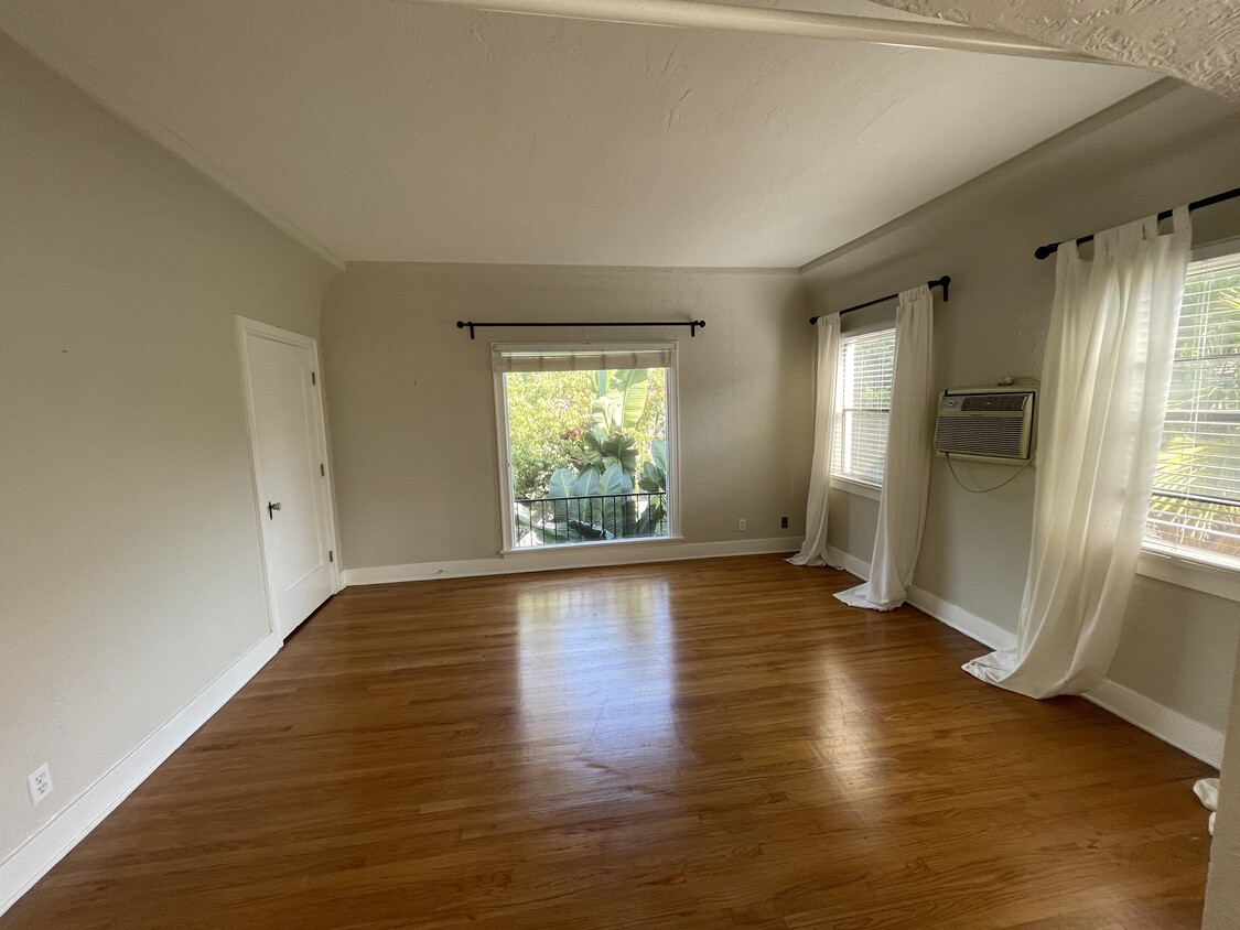 Primary Photo - 350 W Stocker St