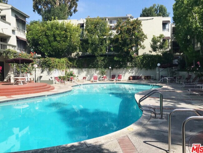 Unit facing the pool - 4900 Overland Ave