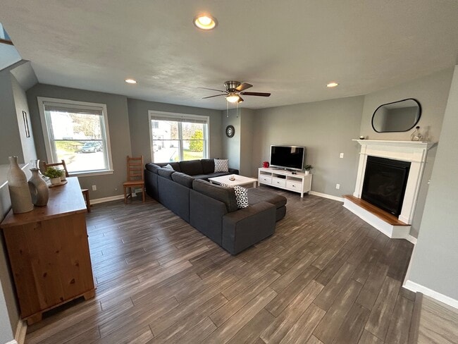 Building Photo - 676 Burncoat St