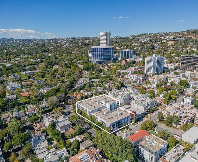 Building Photo - 906 N Doheny Dr