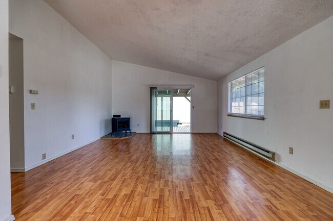 Foto del edificio - Cozy Lacey Rambler - Move-In Ready now! 3 bed 1 bath patio home - North Thurston S.D.