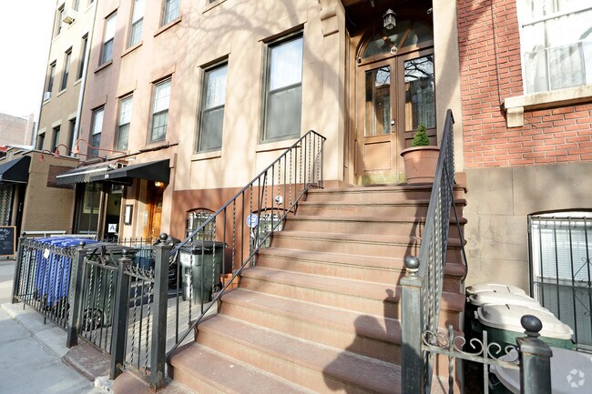 Building Photo - 568 Henry St